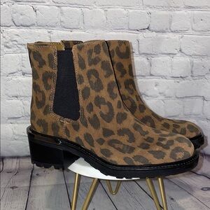 Vince Camuto Brown Leopard Ankle Booties NWOT Sz 5.5
